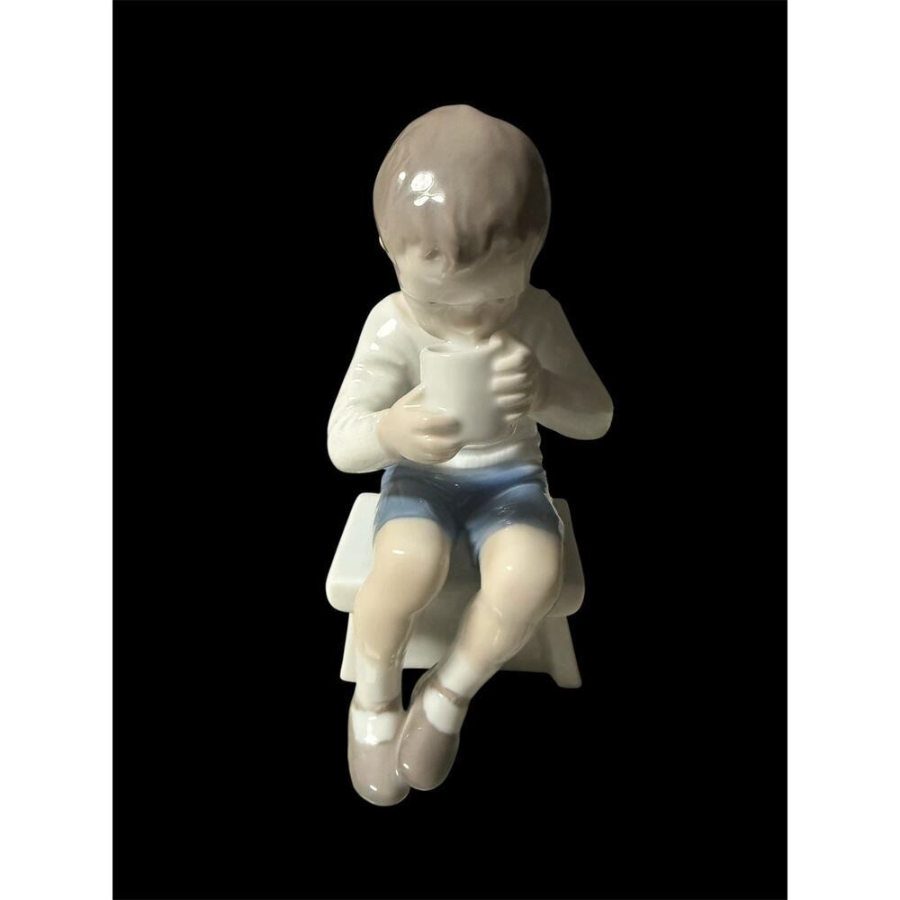 B&G BING & GRONDAHL GLAZED PORCELAIN FIGURINE 1713 Denmark Boy Cup - Picture 4 of 5